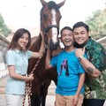 Sarwendah memamerkan kado kuda bersama Ruben Onsu dan Ivan Gunawan.