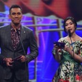 Isyana Saraswati dan Khairudin Saharom Membacakan Pemenang Kategori Kolaborasi Terbaik di Anugerah Planet Muzik 2018