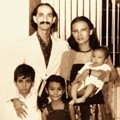 Demikian potret keluarga Ratna saat ia masih muda.