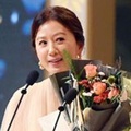 Kim Hee Ae Menerima Trofi di Buil Film Awards 2018
