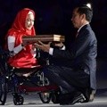 Presiden Jokowi Menerima Kotak dari Penyandang Disability di Opening Asian Para Games 2018