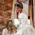 Putri Eugenie menyerahkan buket bunganya kepada bridesmaid sebelum mengucap janji pernikahan.