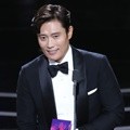 Lee Byung Hun sukses meraih penghargaan Daesang di APAN Star Awards 2018.