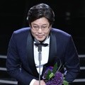 Yoo Jae Myung berhasil membawa pulang piala Best Supporting Actor di APAN Star Awards 2018.