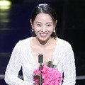 Shin Hye Sun sukses meraih penghargaan Top Excellence Actress di APAN Star Awards 2018.