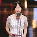 Lee Jung Hyun Saat Bacakan Nominasi Best Supporting Actor and Actress Award Kategori Film
