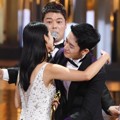 Son Ye Jin dan Jung Hae In Berpelukan Saat Terima Popularity Award