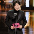 Song Kang Ho Saat Bacakan Nominasi Best Actor and Actress Award Kategori Film