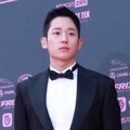 Jung Hae In di red carpet The Seoul Awards 2018.