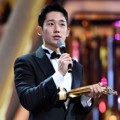 Jung Hae In Raih Piala Hallyu Artist Award