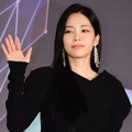 Heize tampil cantik memakai gaun hitam di Genie Music Awards 2018.
