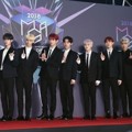 Wanna One kompak memakai setelan jas hitam di Genie Music Awards 2018.