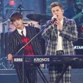 Charlie Puth dan Jungkook BTS berkolaborasi membawakan lagu "We Don't Talk Anymore".
