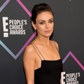 Mila Kunis di Red Carpet Peoples Choice Awards 2018