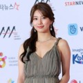 Suzy tampil mempesona dengan gaun warna khaki di Asia Artist Awards 2018.