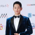 Jung Hae In tampak ganteng memakai setelan formal biru di Asia Artist Awards 2018.