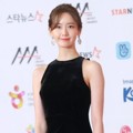 Yoona Girls' Generation terlihat memukau dengan gaun hitam di Asia Artist Awards 2018.