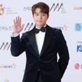 L Infinite tampak ganteng dengan setelan hitam dipadu dasi kupu-kupu di Asia Artist Awards 2018.