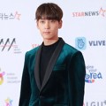 Choi Tae Joon terlihat ganteng dengan kostum nuansa hijau di Asia Artist Awards 2018.