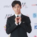 Cha Eunwoo ASTRO membuat pose cinta di Asia Artist Awards 2018.