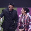 Tora Sudiro dan Mieke Amalia Membacakan Nominasi 'Presenter Talkshow Berita Terfavorit' di Panggung Panasonic Gobel Awards 2018