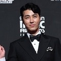 Cha Seung Won hadir di red carpet MAMA 2018 Hong Kong.