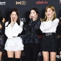 Red Velvet hadir dengan kostum hitam putih dan berpose imut di KPMA 2018.
