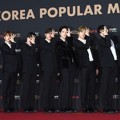 The Boyz kompak memakai setelan hitam dan kompak membuat pose perkenalan di KPMA 2018.