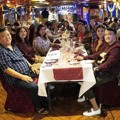 Ruben Onsu dan Keluarga Besar Makan Malam di Dhow Cruise