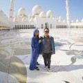 Pose Ruben Onsu dan Sarwendah di Halaman Masjid Sheikh Zayed
