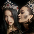 Karina aespa dan Model Jang Yoon Ju  di Teaser Single 'Black Mamba'