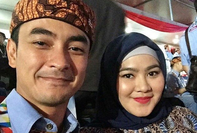 Gelar Aqiqah Anak Kedua, Gubernur Zumi Zola Makin Tampan dengan Busana Adat