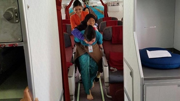 Gendong Nenek Turun Pesawat Tanpa Alas Kaki, Pramugari Ini Tuai Pujian