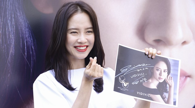Hadiri Acara Fansign, Song Ji Hyo Cantik dan Seksi Pamer Perut