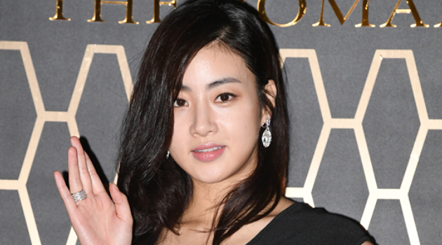 Tampil Seksi Pakai Gaun Hitam, Kang Sora Dibilang Tembem dan Gemukan