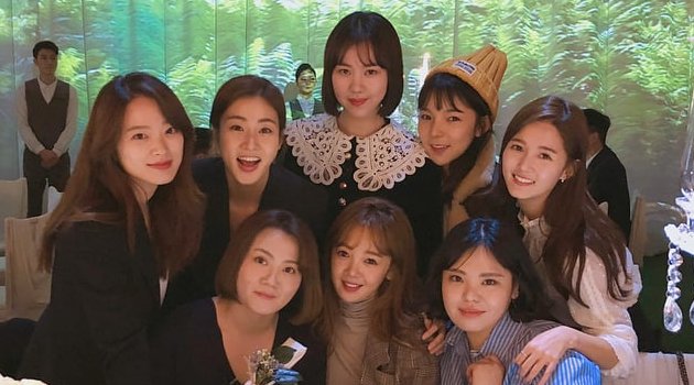 Reunian, Kang Sora dan Bintang 'Sunny' Lainnya Pamer Foto di Pernikahan Min Hyo Rin