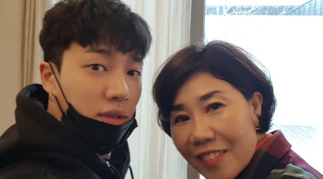 Liburan ke Jeju, Kikwang Pamer Foto Kebahagiaan Bersama Sang Ibunda
