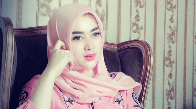 Unggah Foto Bareng Anak, Rumah Megah Tiara Dewi Bikin Salah Fokus