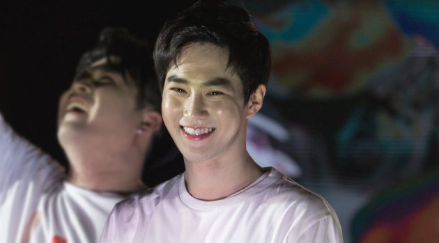 Seram Bak Monster, Intip Penampilan Suho Jadi Gwynplaine di Poster Musikal Terbaru