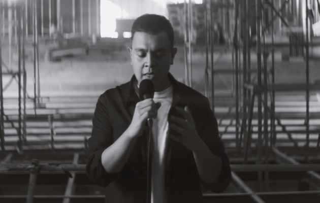 Nyanyi Tanpa Musik di MV 'Langit Abu-Abu', Tulus Dipuji Habis-Habisan