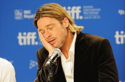 Brad Pitt Terlihat Lelah dan Ngantuk di Konferensi Pers Film 'Moneyball'