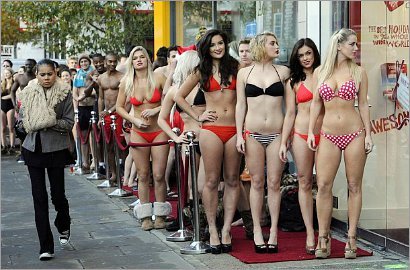 Antrian Orang Hanya dengan Baju Renang di Musim Dingin Demi Rekor Dunia