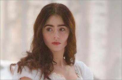 Sosok Cantik Lily Collins Sebagai Putri Salju di ' Mirror Mirror'
