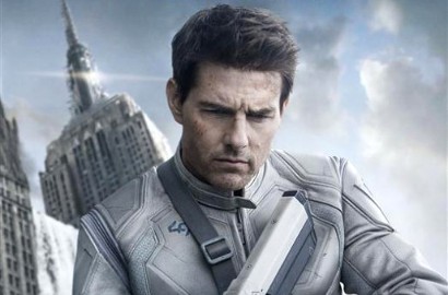Tom Cruise Pecahkan Misteri Musnahnya Manusia di Trailer 'Oblivion'