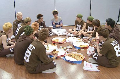 EXO Diberi Wejangan Kangta Sambil Makan Pizza di 'I Live Alone'