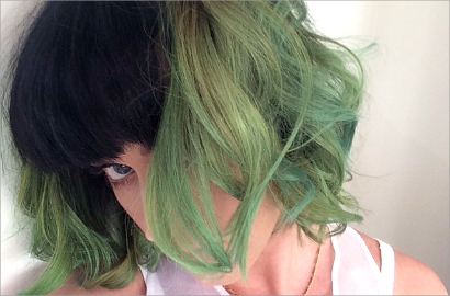 Katy Perry Ubah Warna Rambut Jadi Hijau Lendir