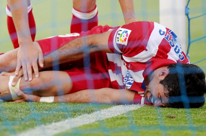 Fans Pamer Pantat Saat Diego Costa Coba Cetak Gol Penalti