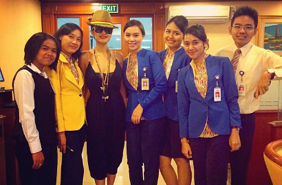 Julia Perez Pakai Baju Seksi untuk Urus Kartu ATM Hilang