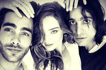 Miranda Kerr Unggah Foto Mesra dengan 2 Cowok Ganteng