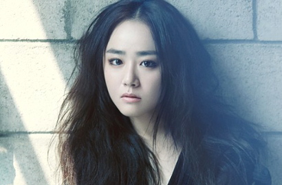 Moon Geun Young Tunjukkan Kecantikan Dewasa di Majalah